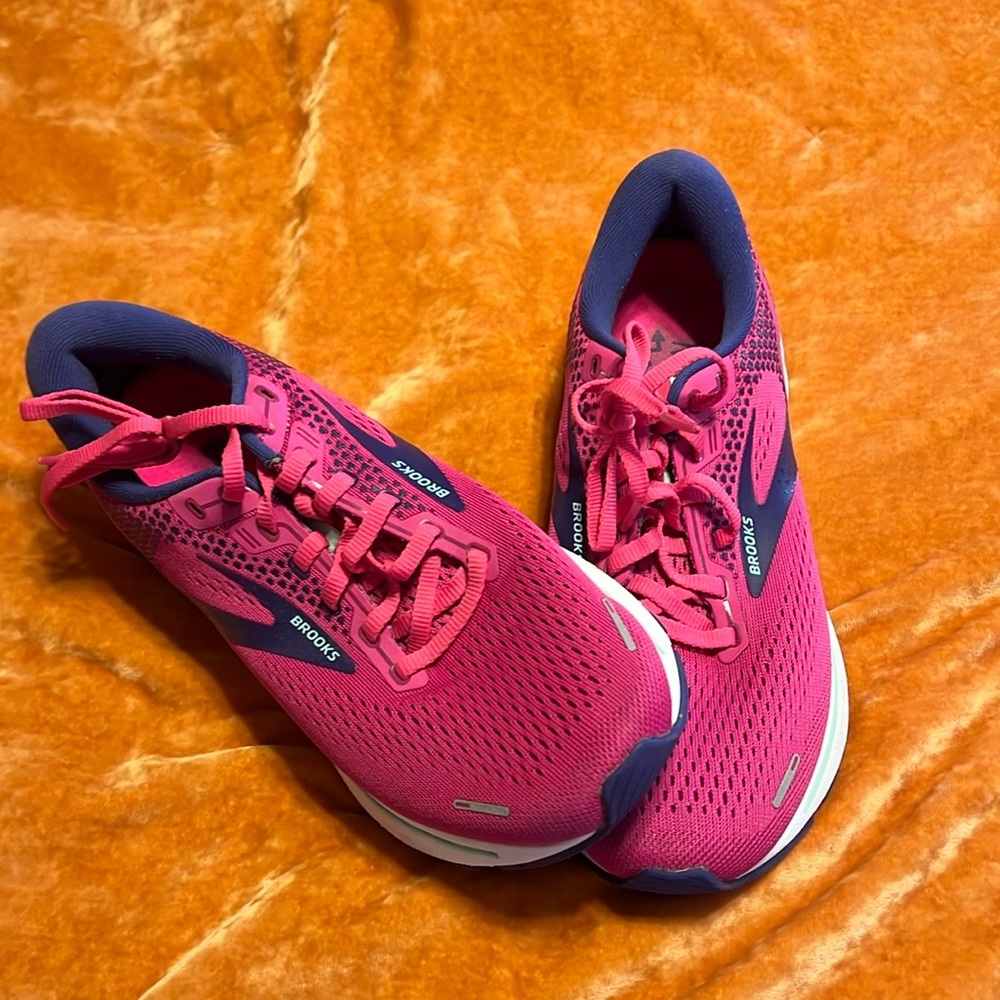 Brooks Tennis shoes